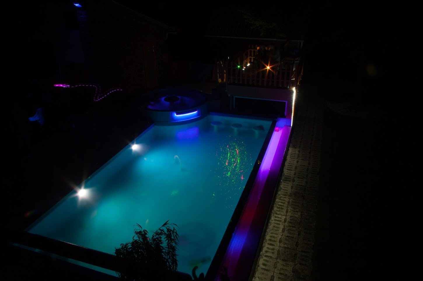 Medence este a Darázshegyi Panzióban Medence este a Darázshegyi Panzióban